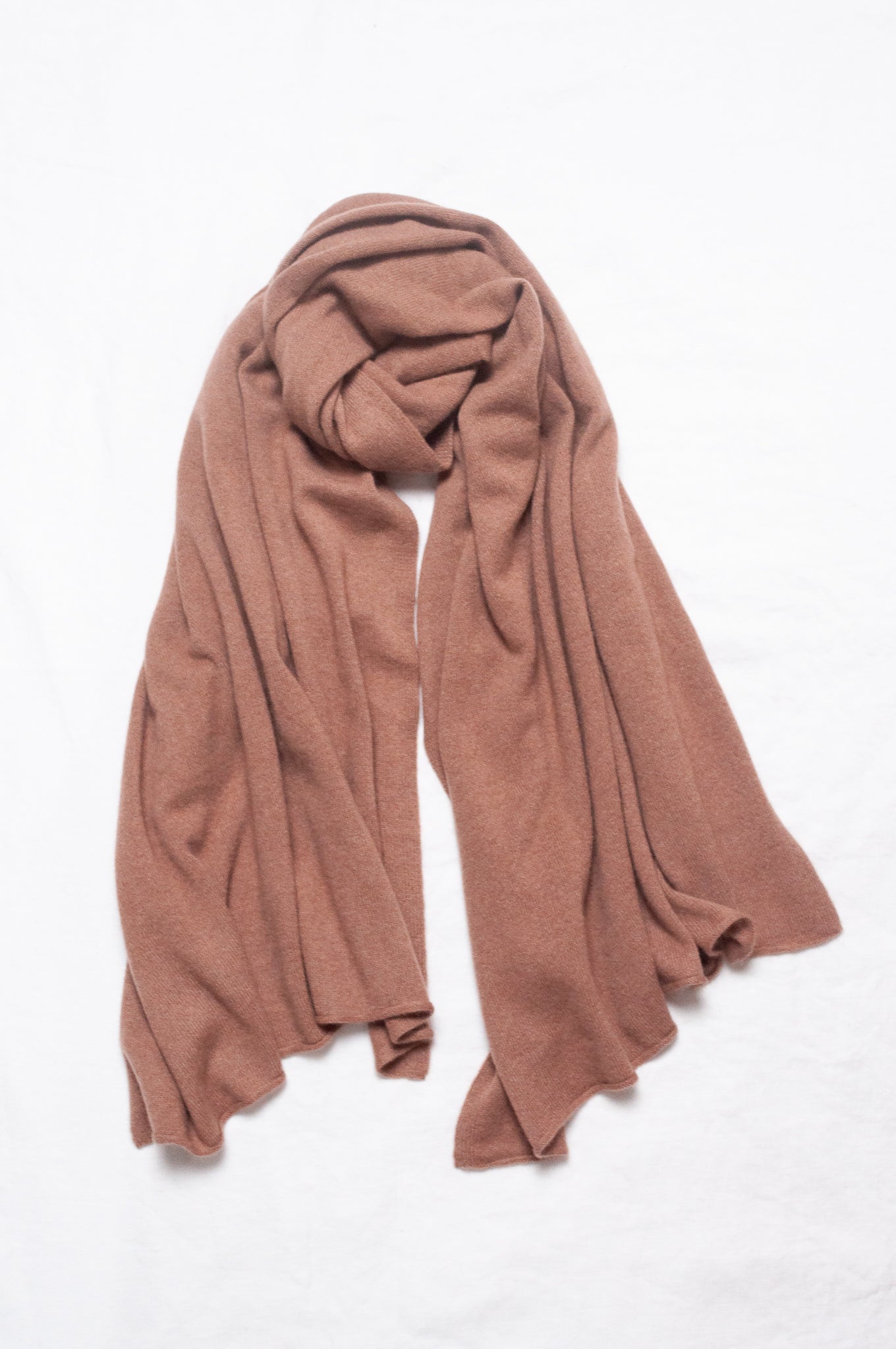 Generous sized cashmere scarf in light chocolate brown.