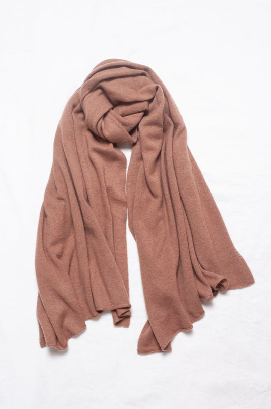 Generous sized cashmere scarf in light chocolate brown.