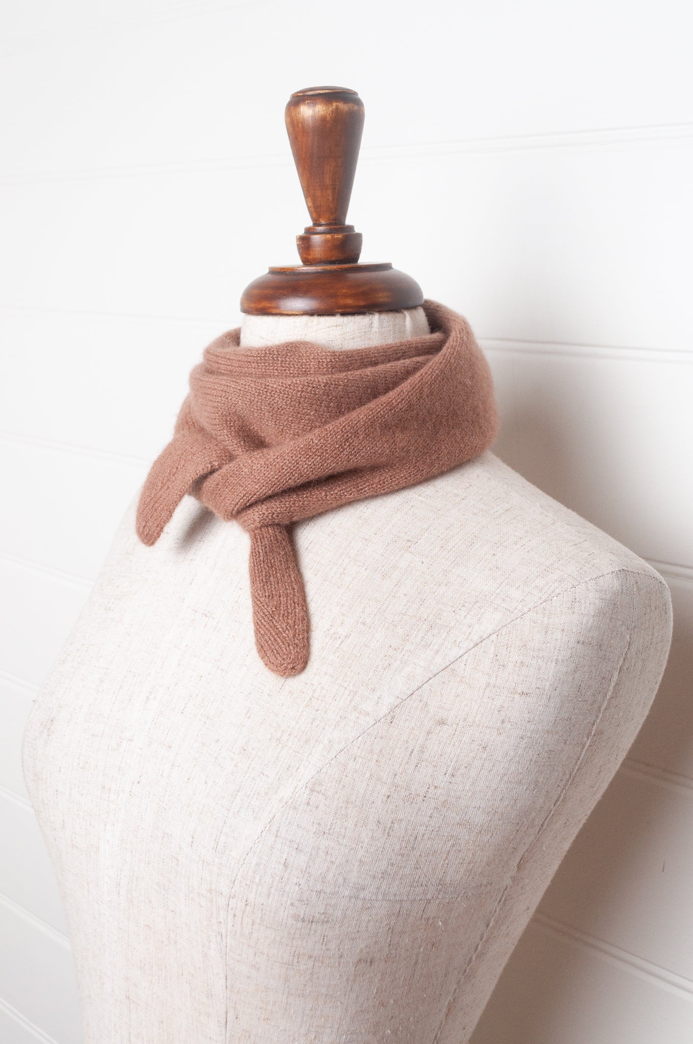 Cashmere triangle neck scarf in milky chocoloate brown.