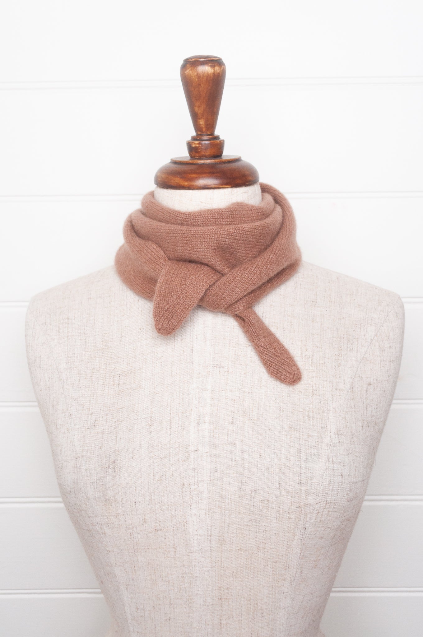 Cashmere triangle neck scarf in milky chocoloate brown.