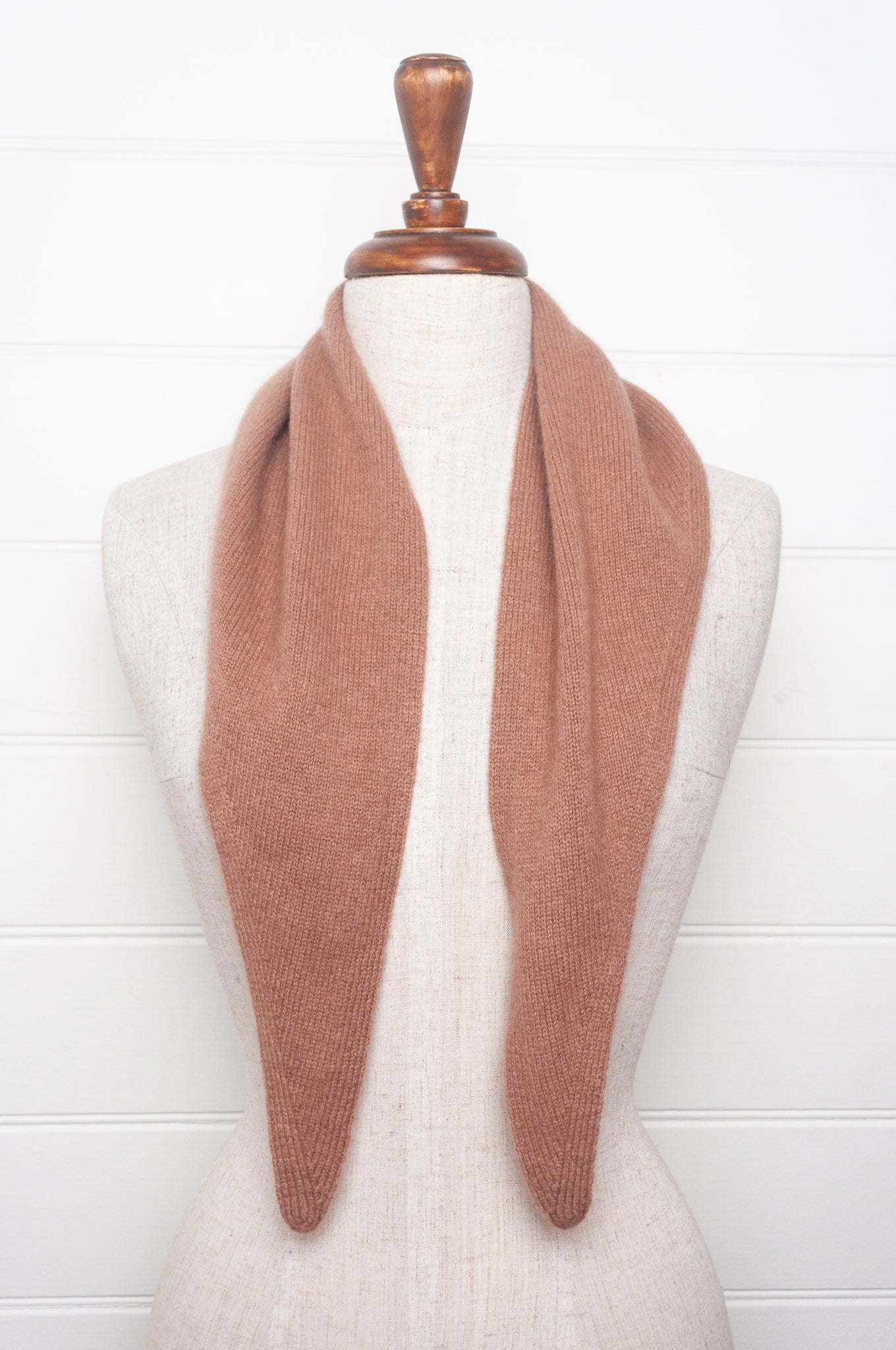 Cashmere triangle neck scarf in milky chocoloate brown.