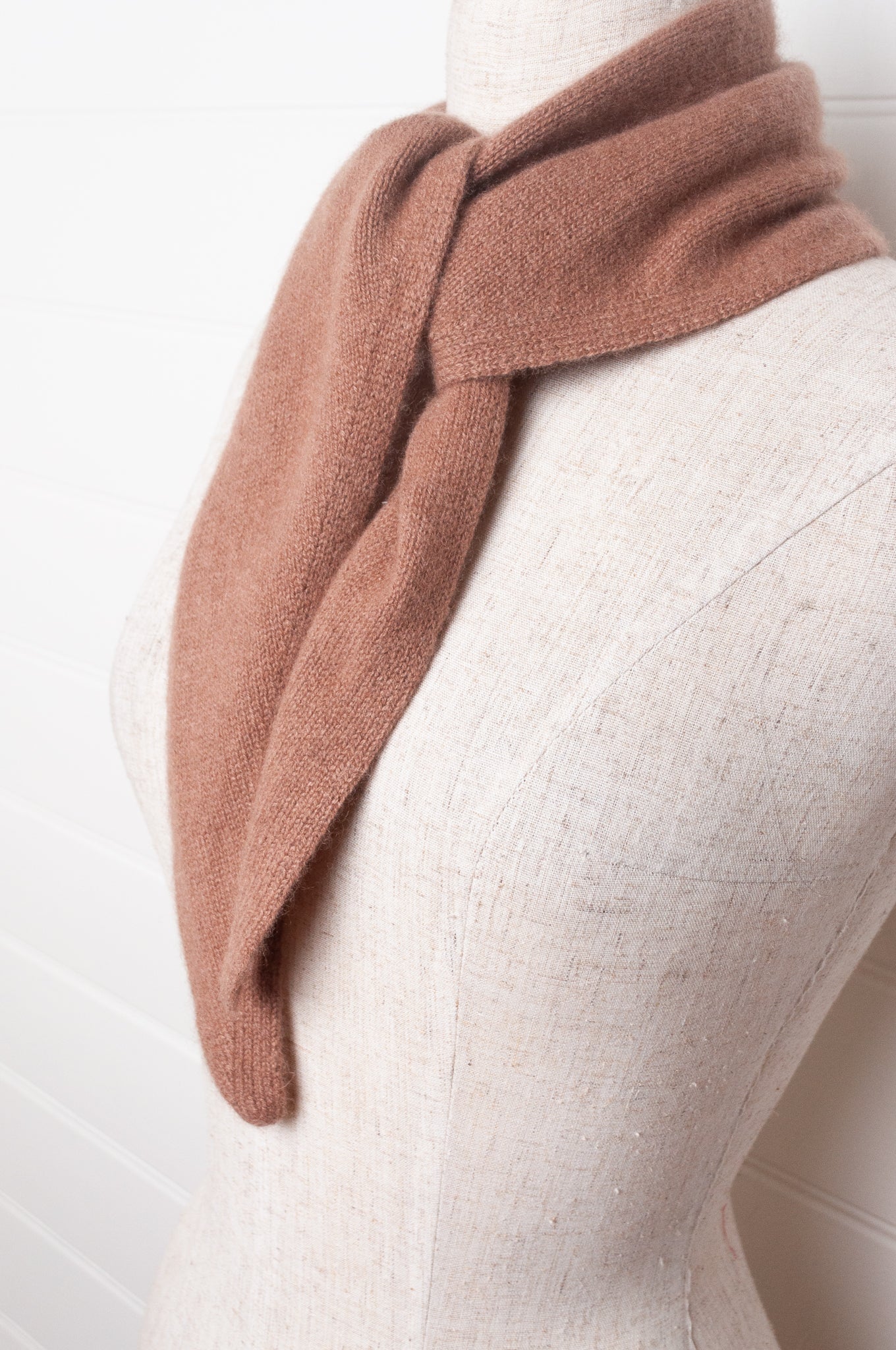 Cashmere triangle neck scarf in milky chocoloate brown.