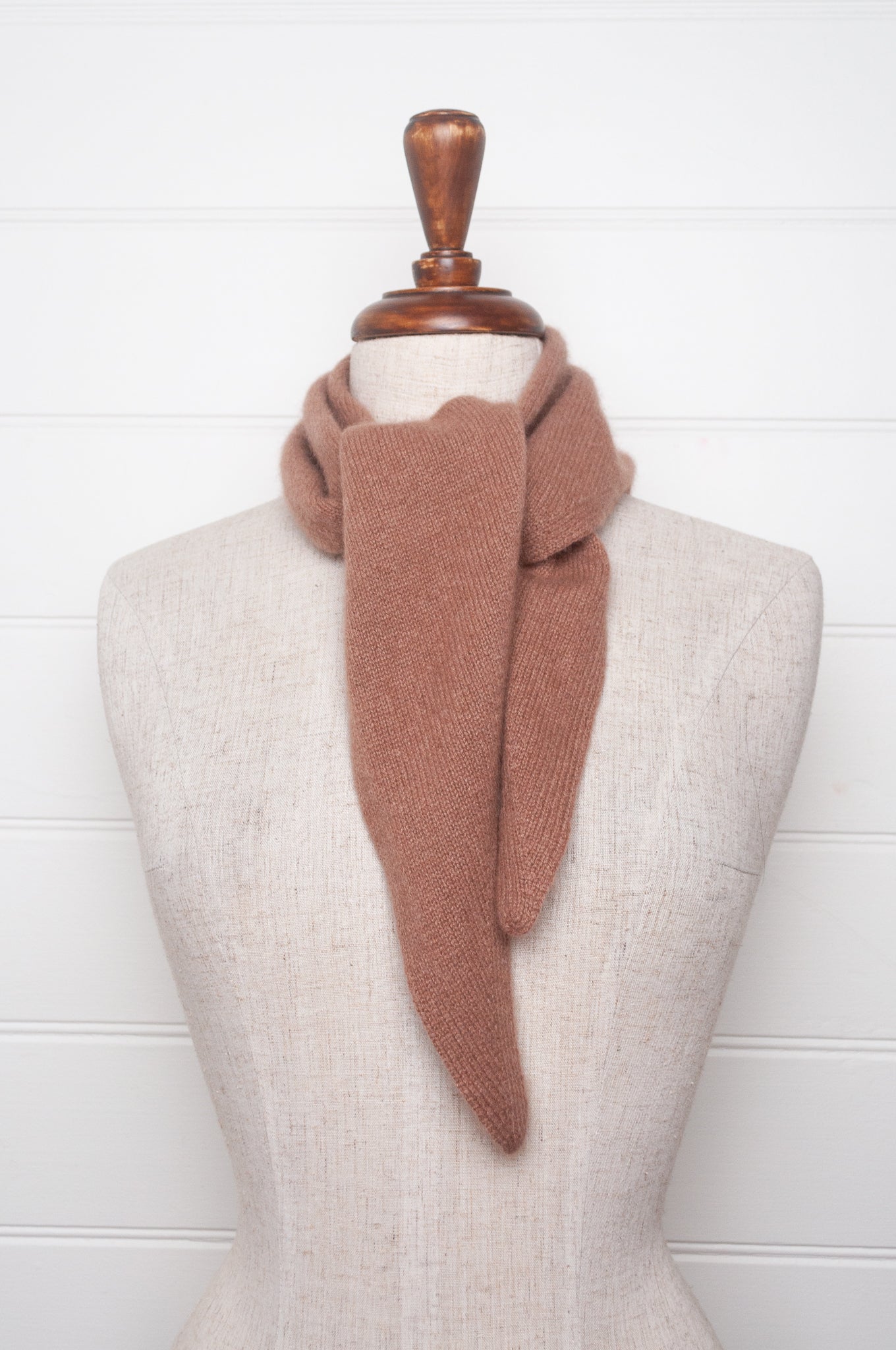 Cashmere triangle neck scarf in milky chocoloate brown.