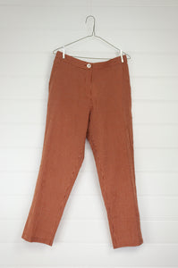 Nice Things lightweight cotton seersucker pant in cinnamon brown.