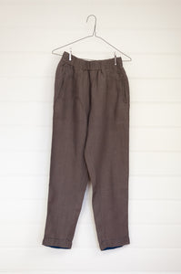 DVE Rooma pant elastic waist with side pockets in deep taupe brown linen.