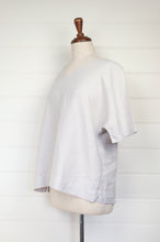 Load image into Gallery viewer, Valia Iris blouse V-neck short sleeves in Pearl grey..