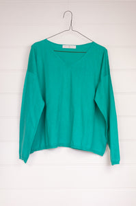 Cotton and cashmere one size easy fit V-neck sweater in jade green.