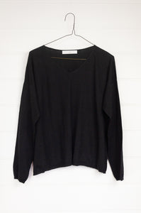 Cotton and cashmere one size easy fit V-neck sweater in ebony black.