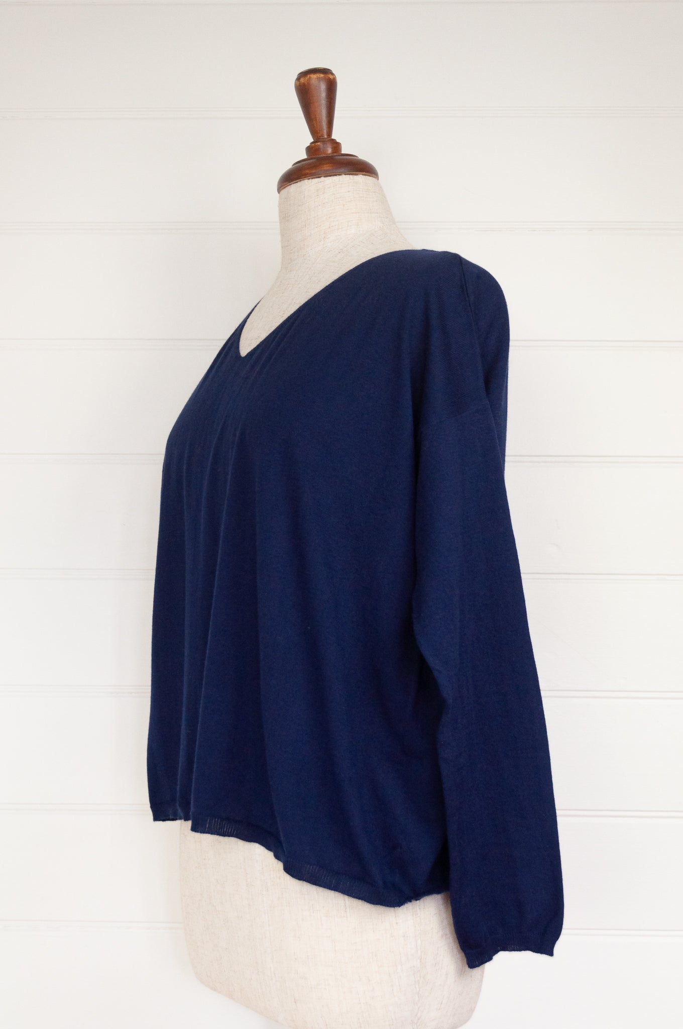 Cotton and cashmere one size easy fit V-neck sweater in  navy blue.