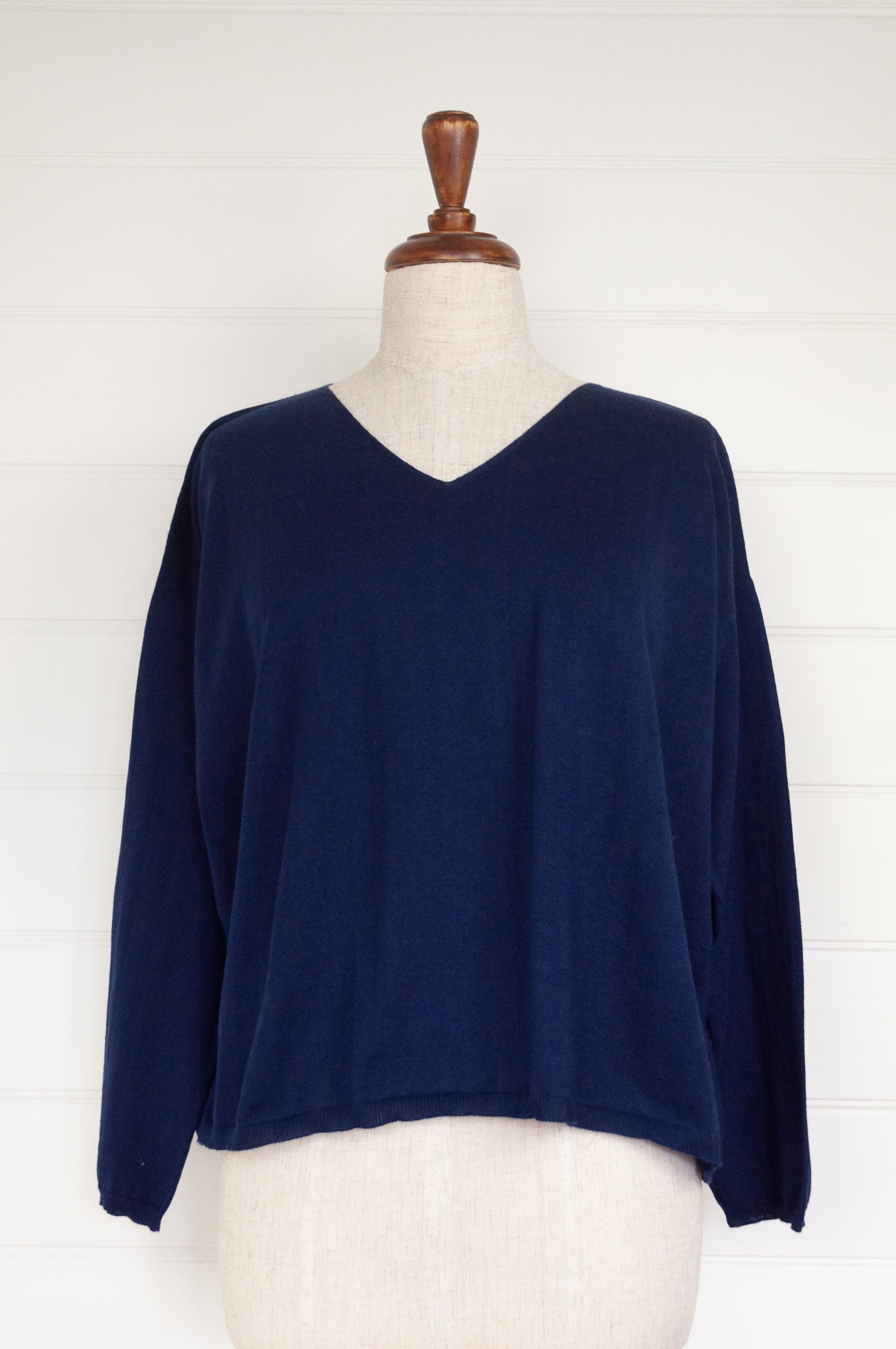 Cotton and cashmere one size easy fit V-neck sweater in  navy blue.