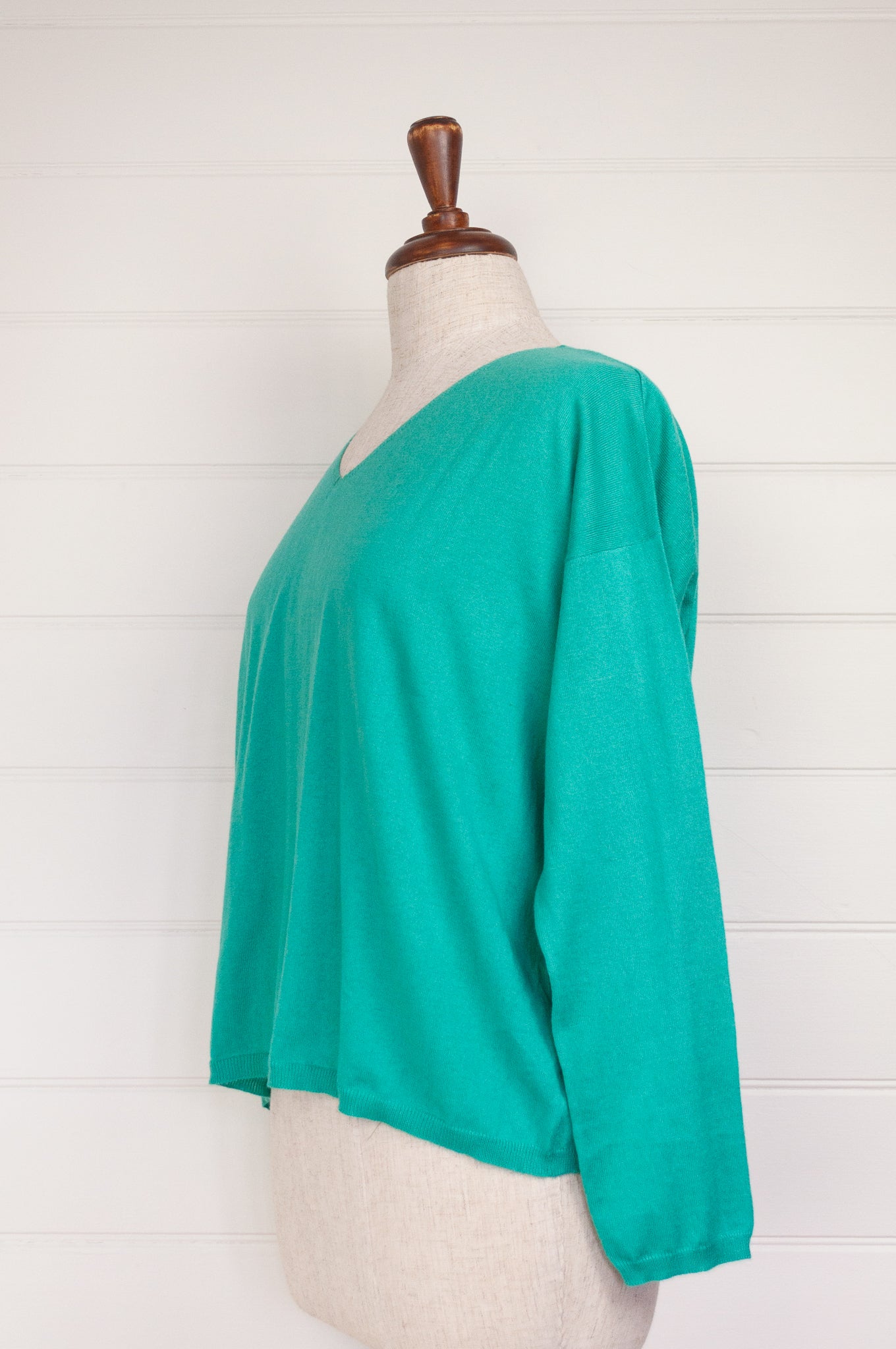 Cotton and cashmere one size easy fit V-neck sweater in jade green.