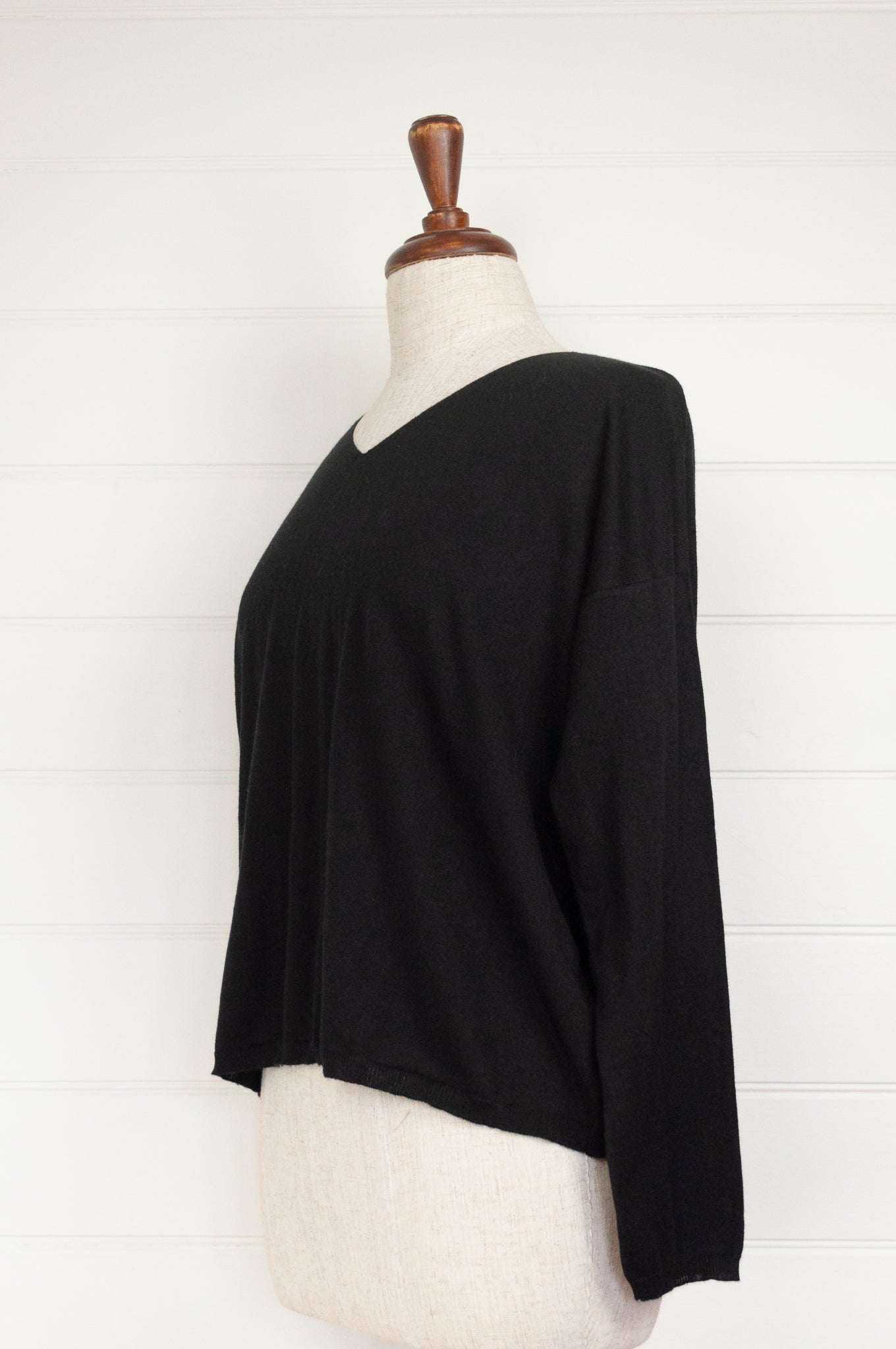 Cotton and cashmere one size easy fit V-neck sweater in ebony black.