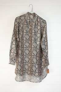 Dve Collection Vitali blouse in cotton silk floral blockprint iron grey and ecru.