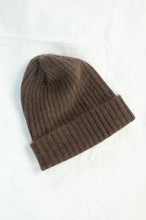 Load image into Gallery viewer, Juniper Hearth 100% cashmere ribbed knitted beanie in walnut brown.