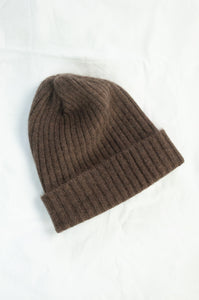 Juniper Hearth 100% cashmere ribbed knitted beanie in walnut brown.