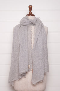DVE knitted cashmere scarf in light ash grey, fine knit with fringing.