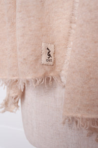 DVE knitted cashmere scarf in natural oatmeal cream, fine knit with fringing.