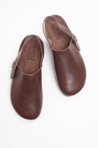 Bosabo closed toe sling back leather clog with cork and a rubber sole in vachette marron, dark brown leather.