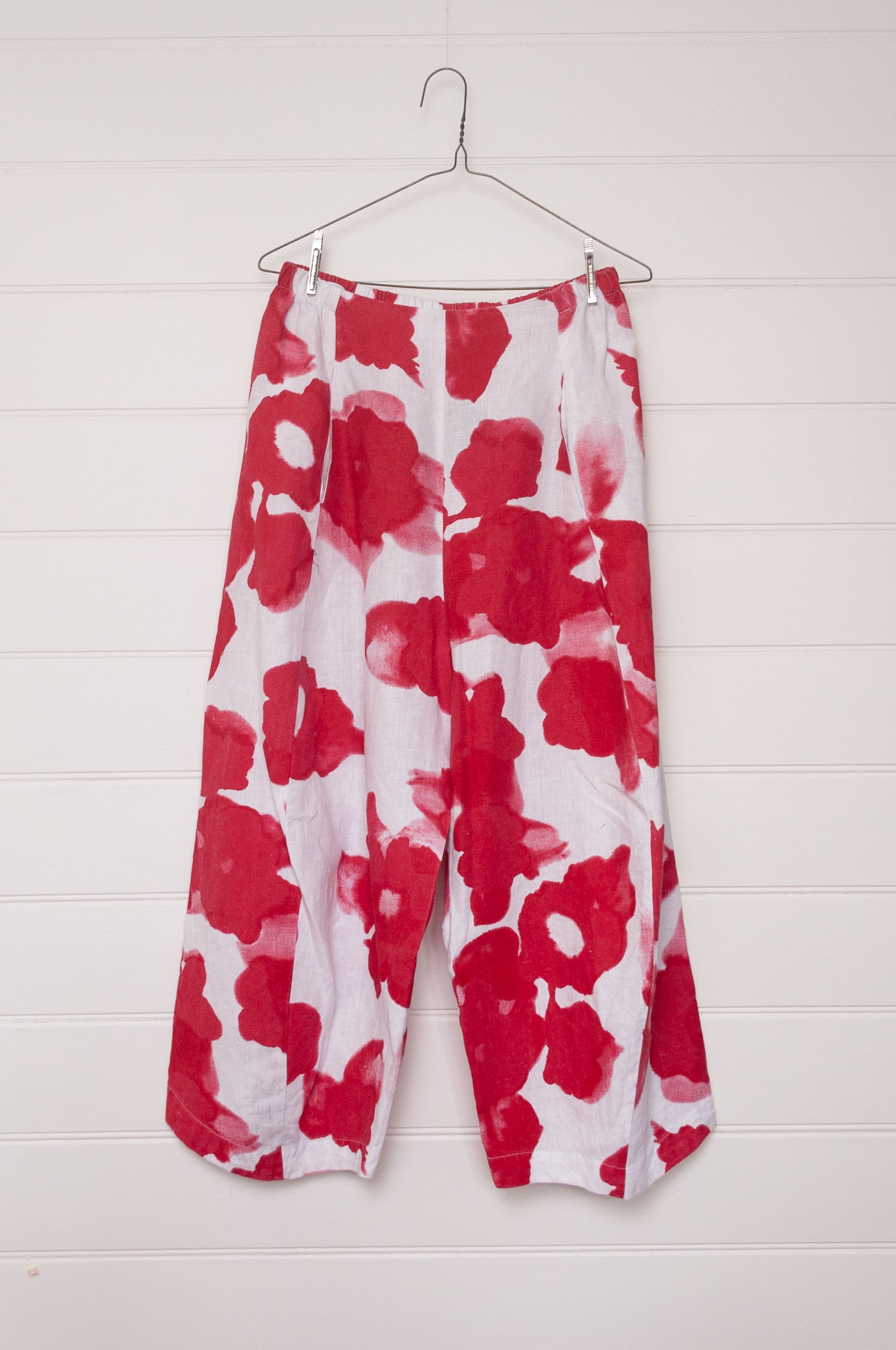 Banana Blue abstract floral print red on white linent pants.