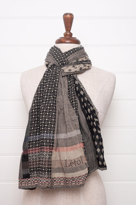 Letol organic cotton jacquard scarf in Daphne noir beige.