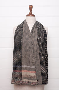 Letol organic cotton jacquard scarf in Daphne noir beige.