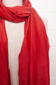 Silk and cotton scarf with pom poms in tomato red.