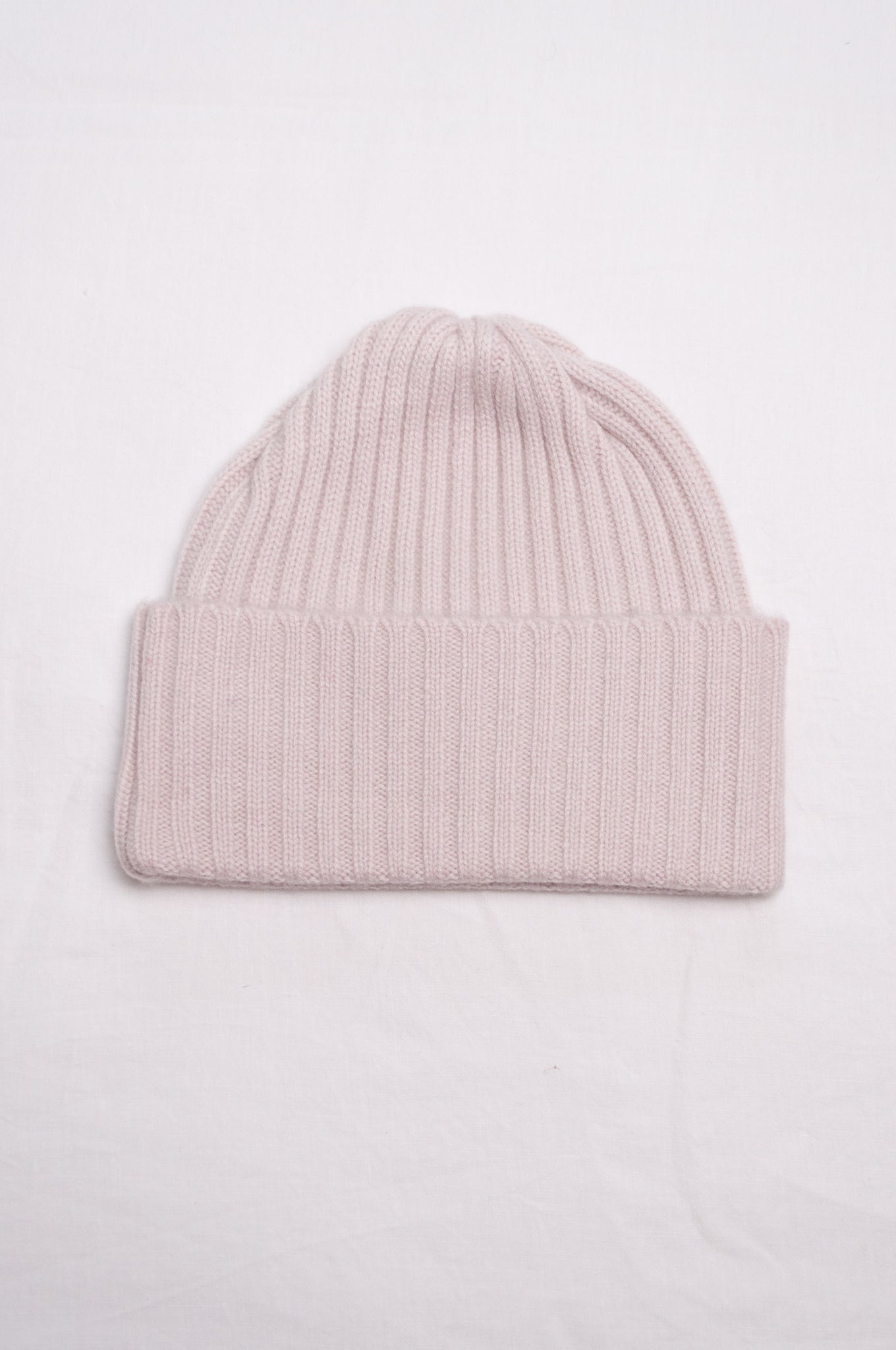 Ribbed cashmere knit beanie in ecru cream.