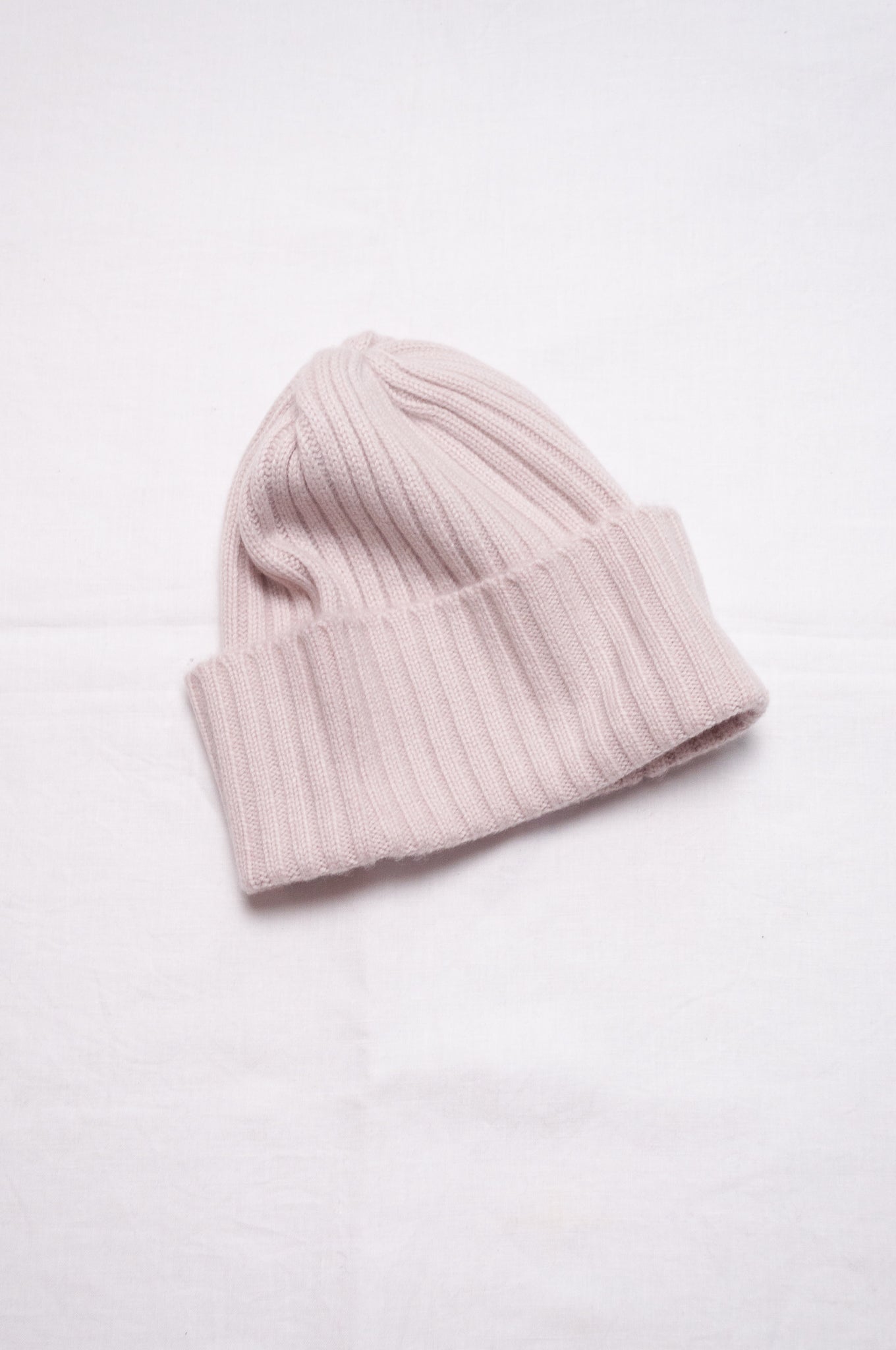 Ribbed cashmere knit beanie in ecru cream.