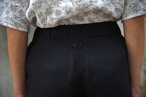 Dve Rooma elasstic waist pull on narrow leg pants in black linen.