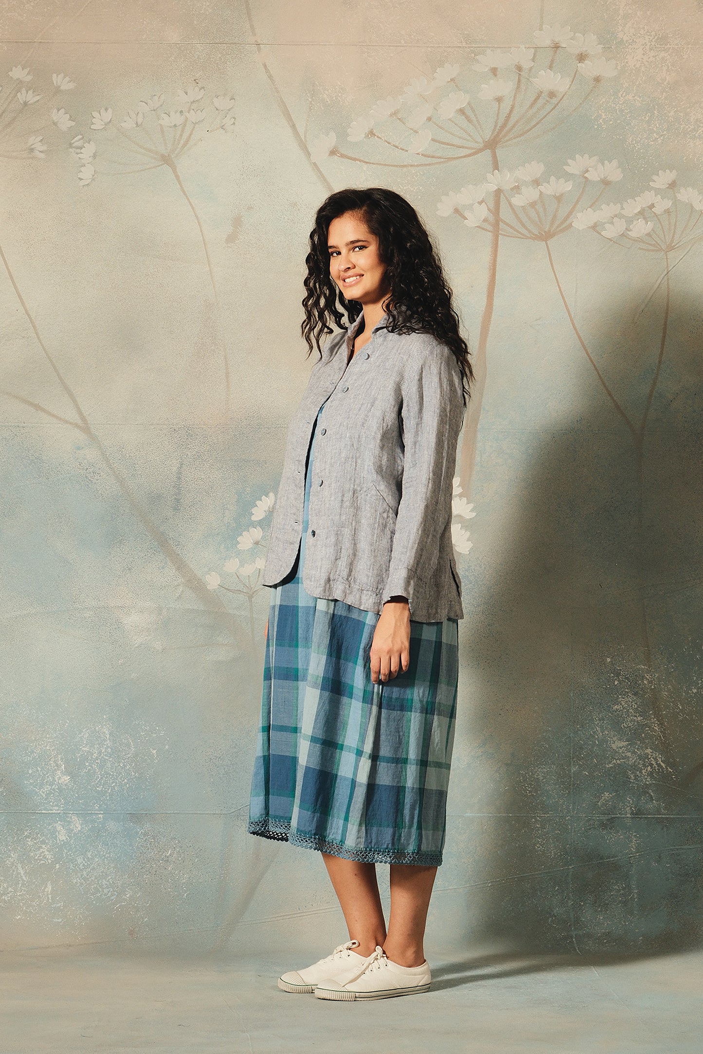 DVE Varuuni jacekt in sky blue linen.