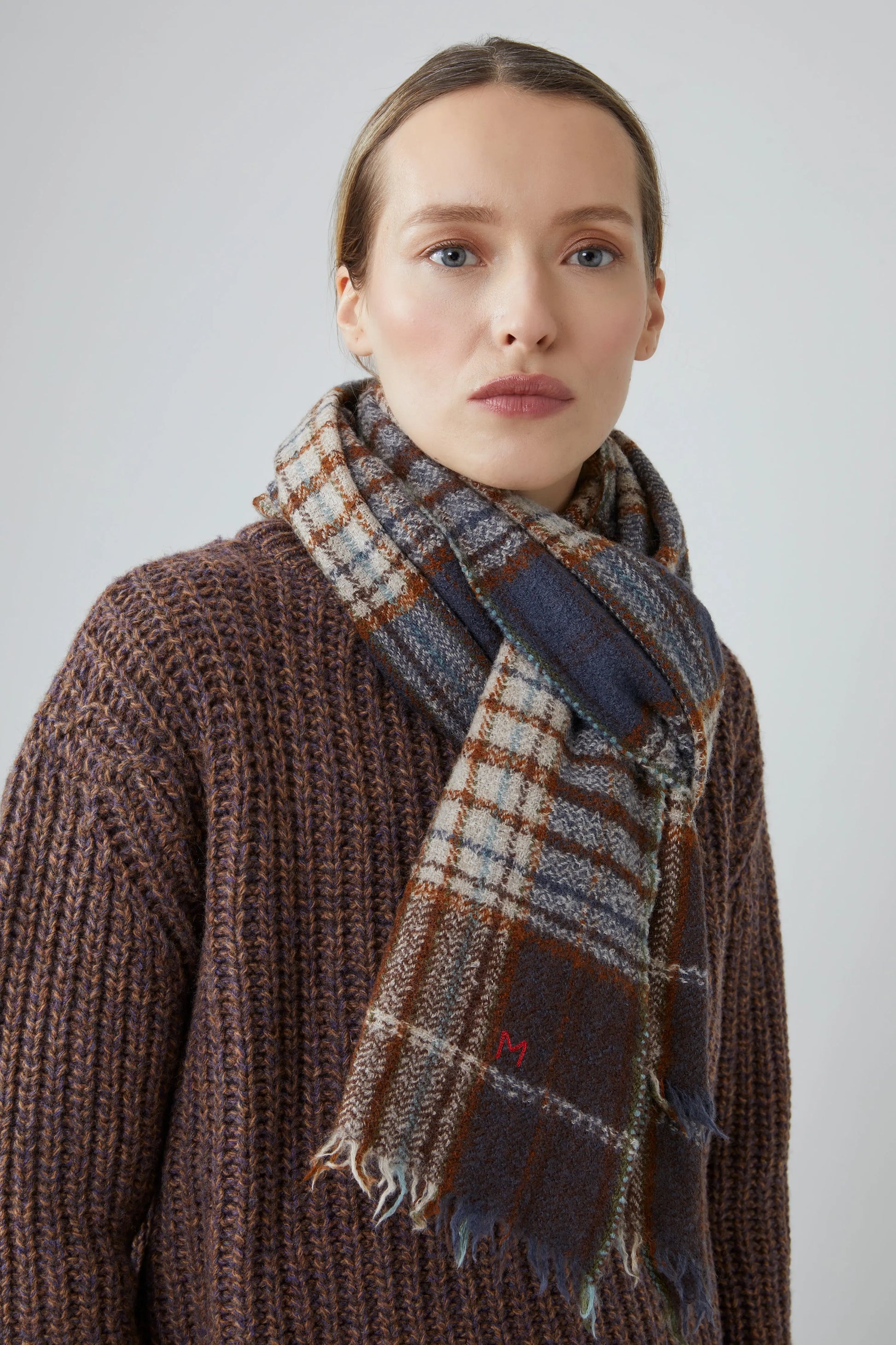 Moismont fine wool Anderson tartan scarf in slate grey.