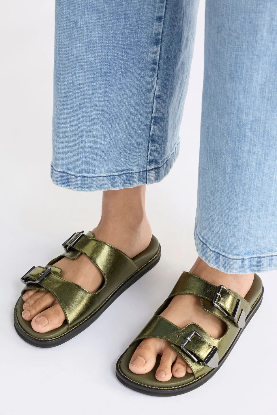 Elk Spenne sandal buckled slide in metallic olive.