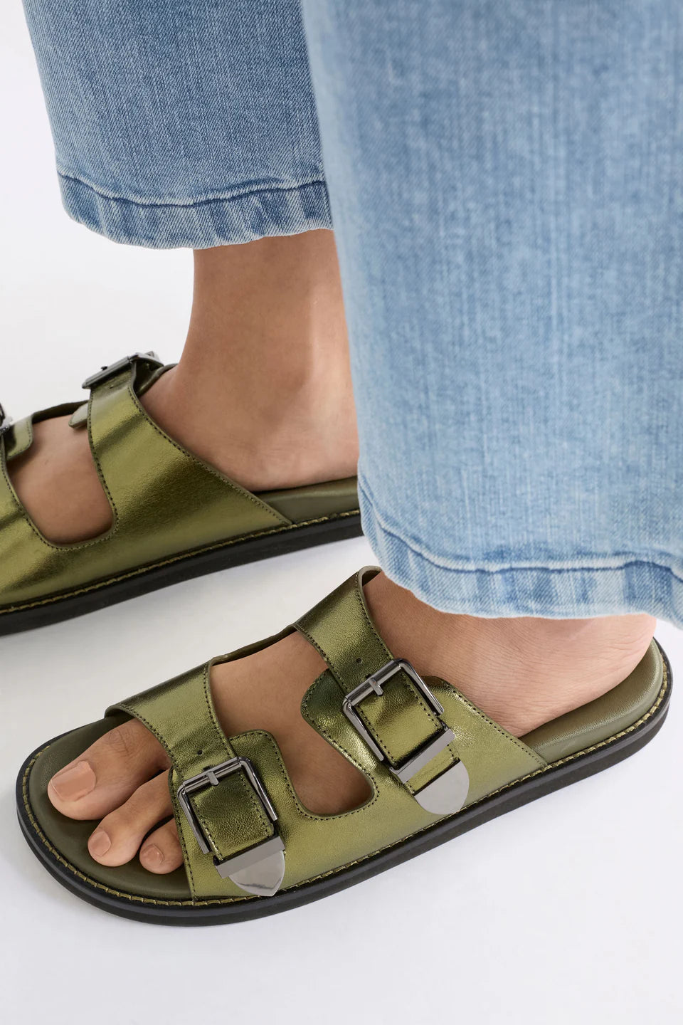 Elk Spenne sandal buckled slide in metallic olive.