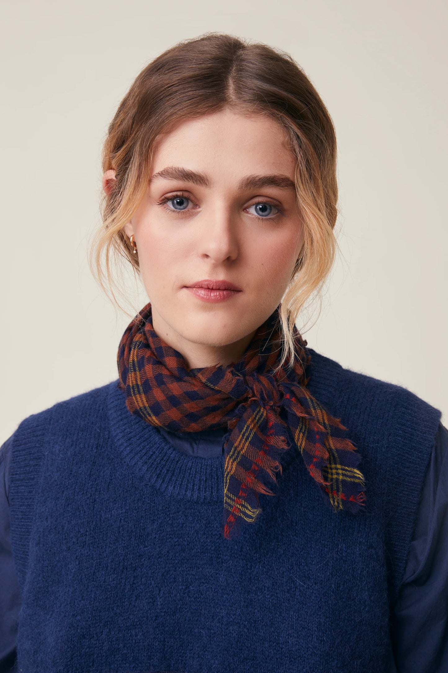 Moismont pure wool square Galopin scarf gingham, Violin in brown and navy.