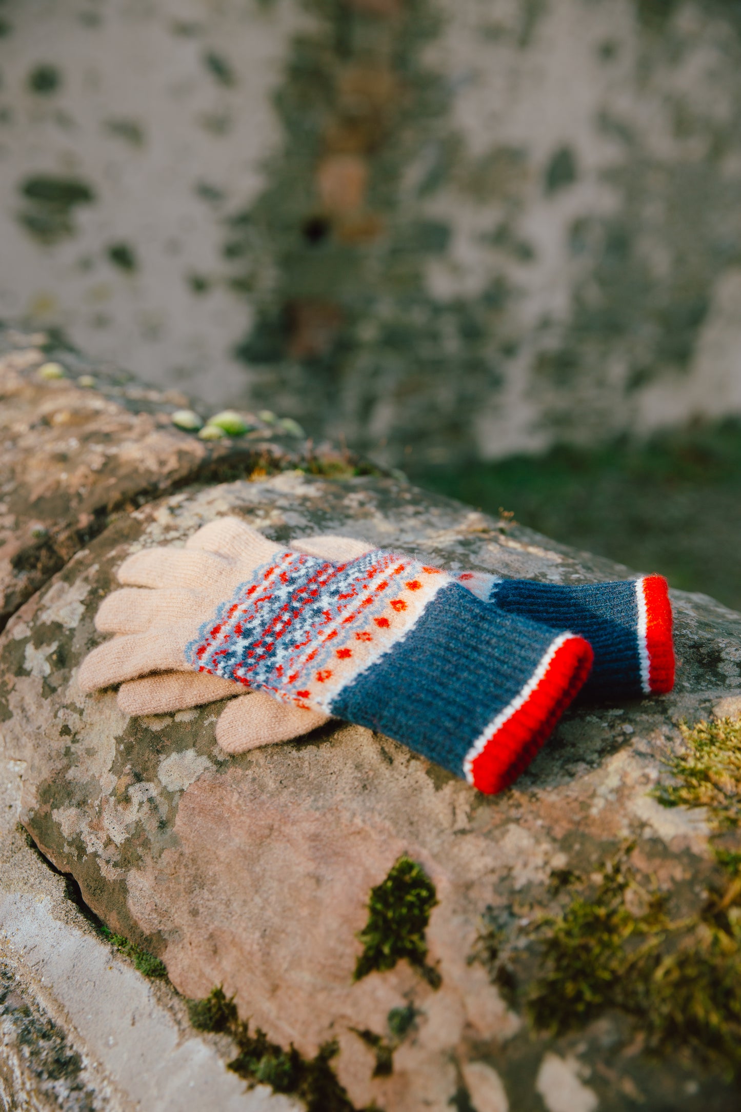Eribe Alloa fairisle merino wool gloves in Classic.