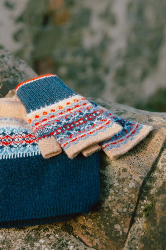 Eribe Alloa fairisle open mitt in Classic.