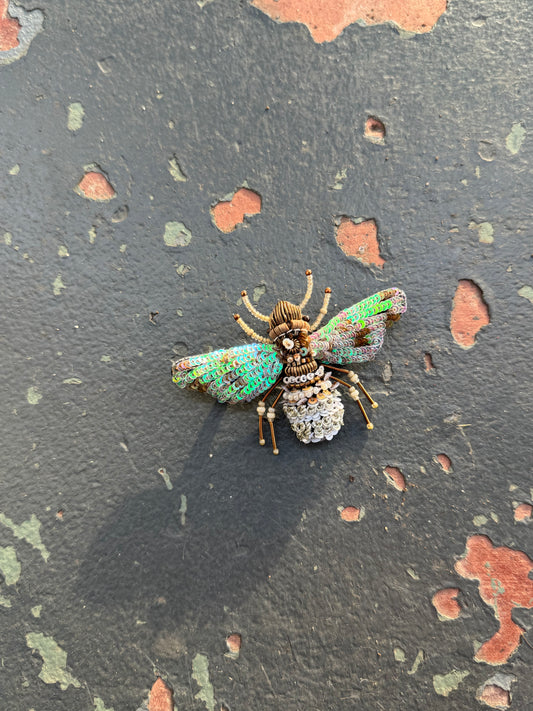 Trovelore brooch - Pearl bee