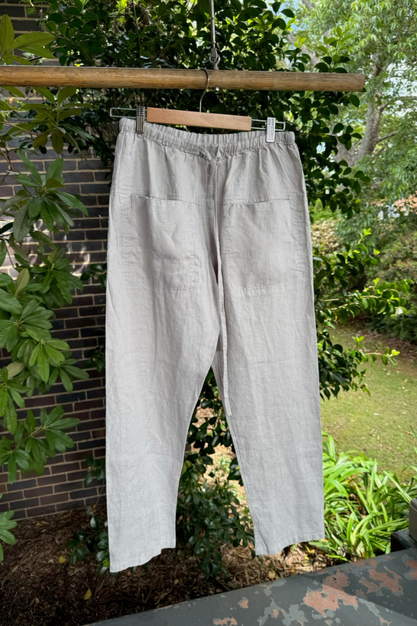 Frockk Jessie linen pants in light silver grey.