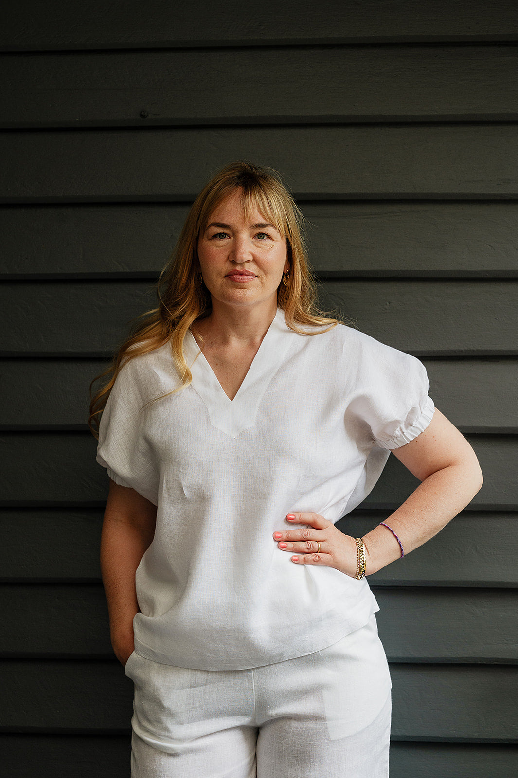 Manan Hoshi top with V-neck and elasticated short sleeves in white linen.