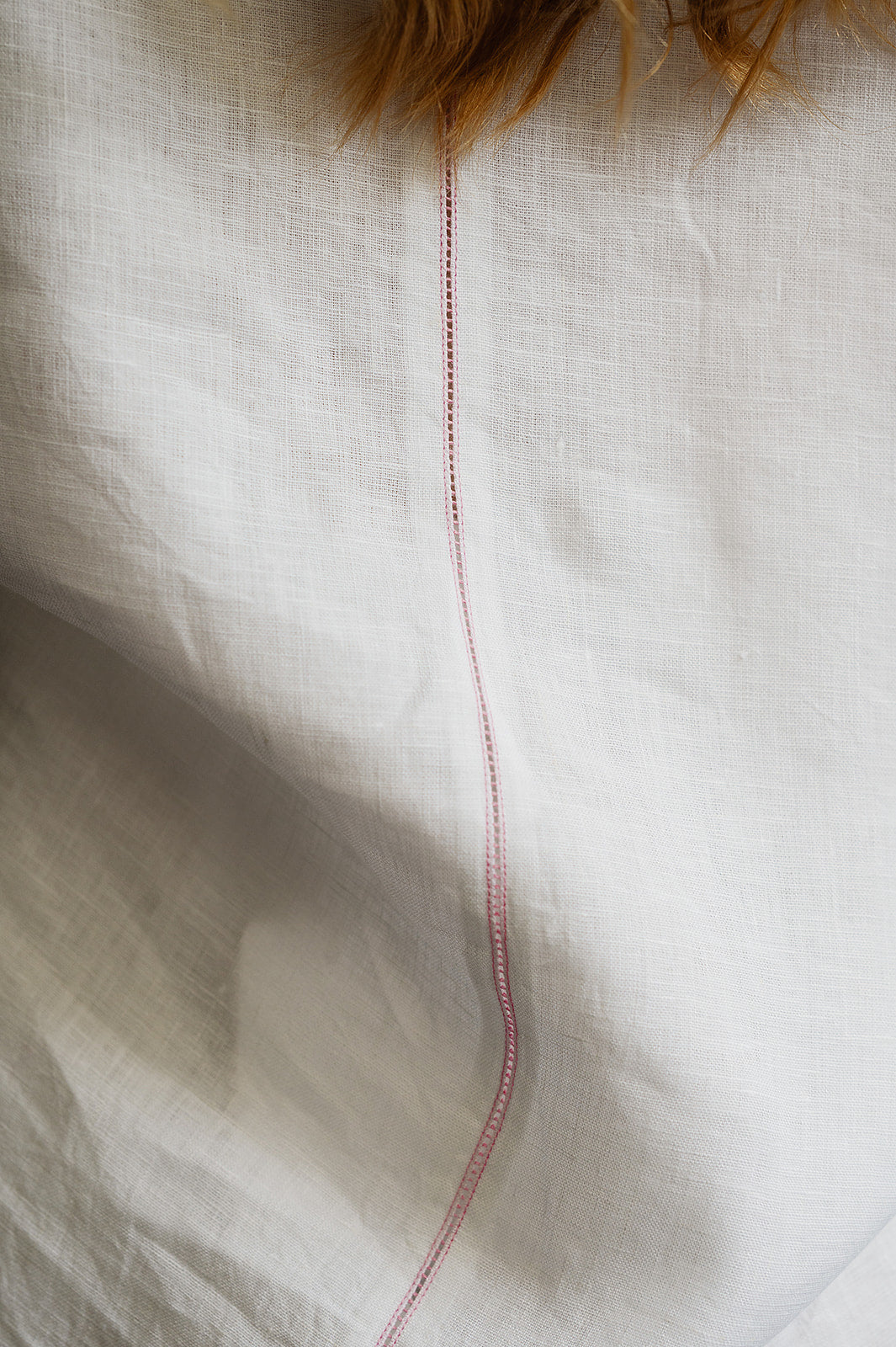 Manan Hoshi top with V-neck and elasticated short sleeves in white linen.