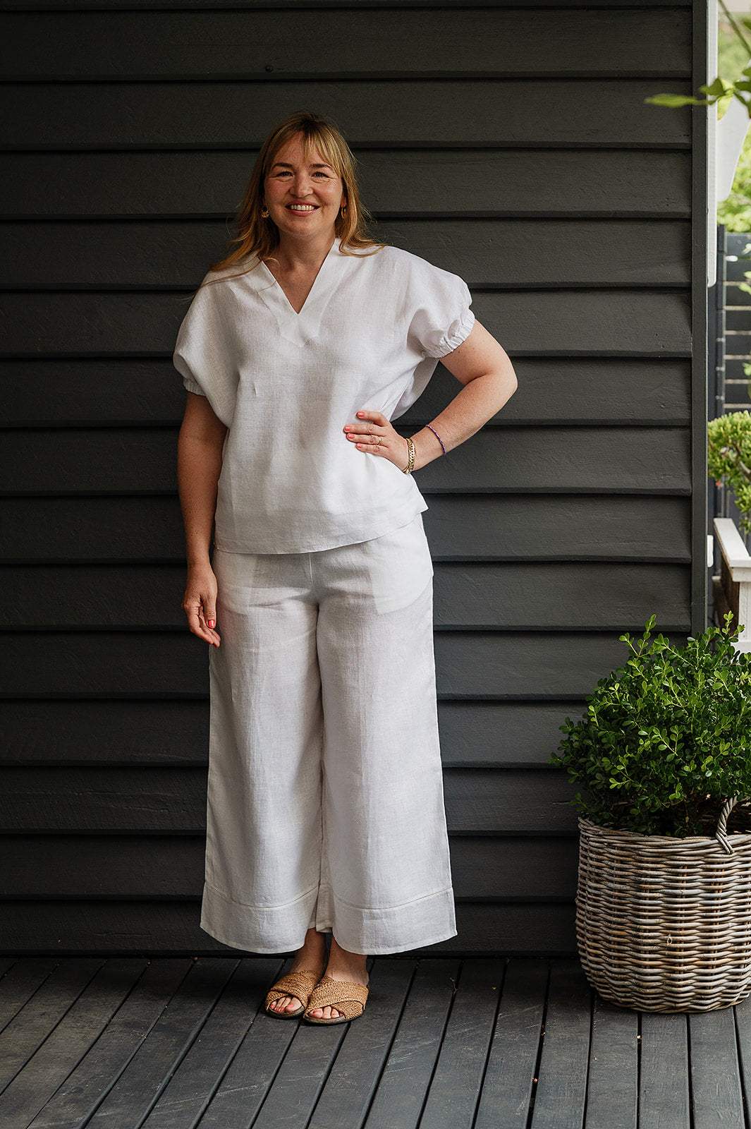 Manan Hoshi top with V-neck and elasticated short sleeves in white linen.