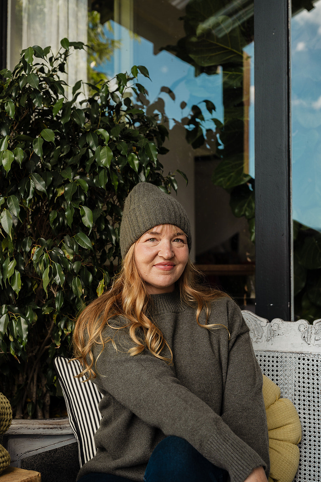 Pure cashmere rib knit beanie in moore green.