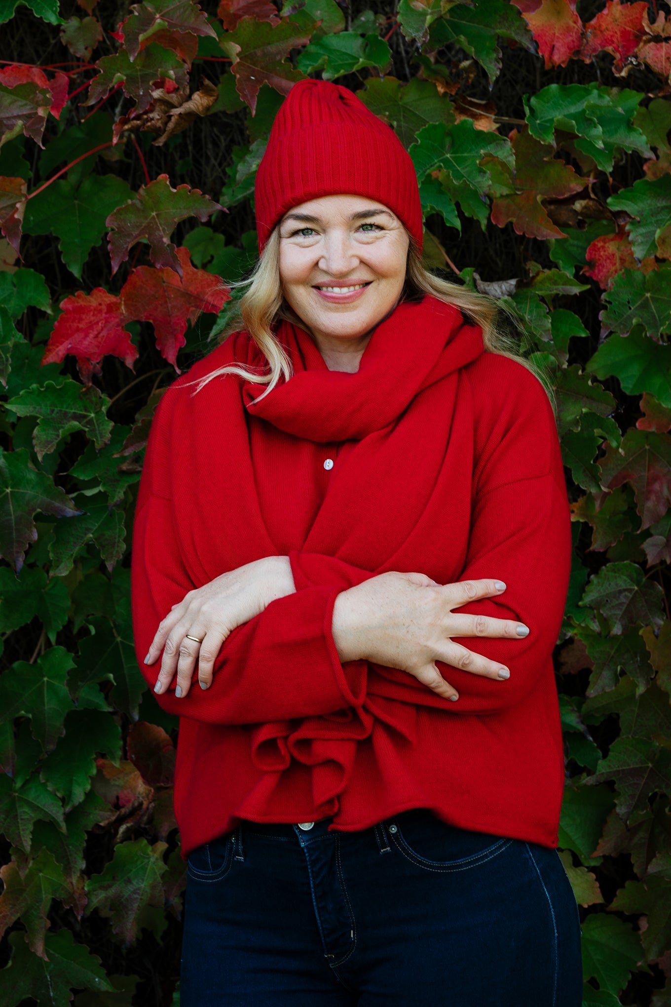 Juniper Hearth over size cashmere scarf in scarlet red.