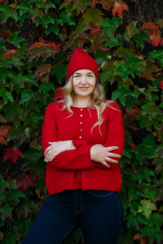 Ribbed cashmere knit beanie in scarlet red.