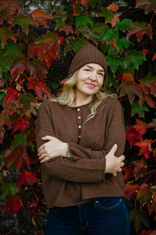 Ribbed cashmere knit beanie in umber brown.