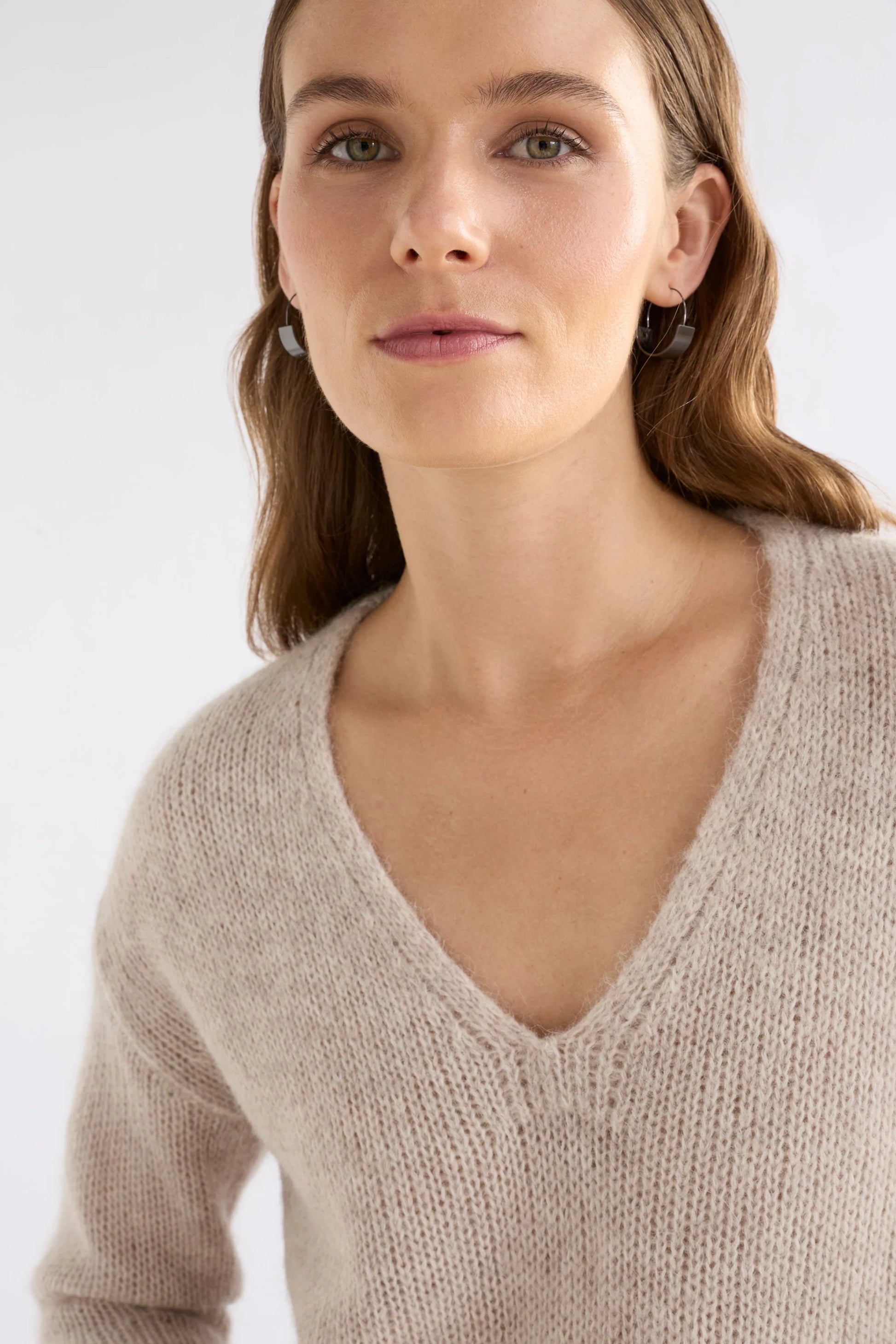 Elk Anken sweater V-neck alpaca wool blend in ecru.