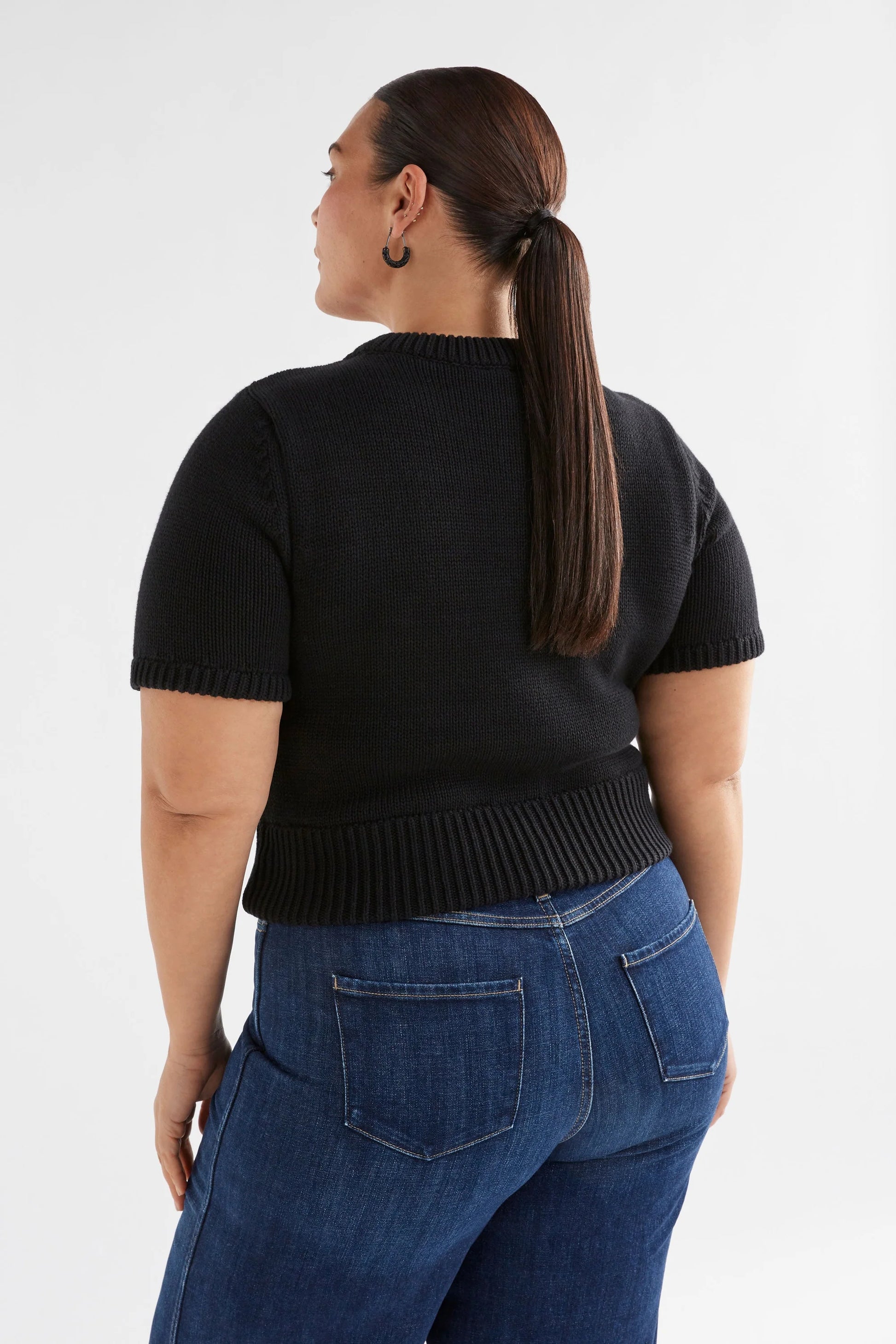 Elk organic cotton short sleeve Luft knit top in black.