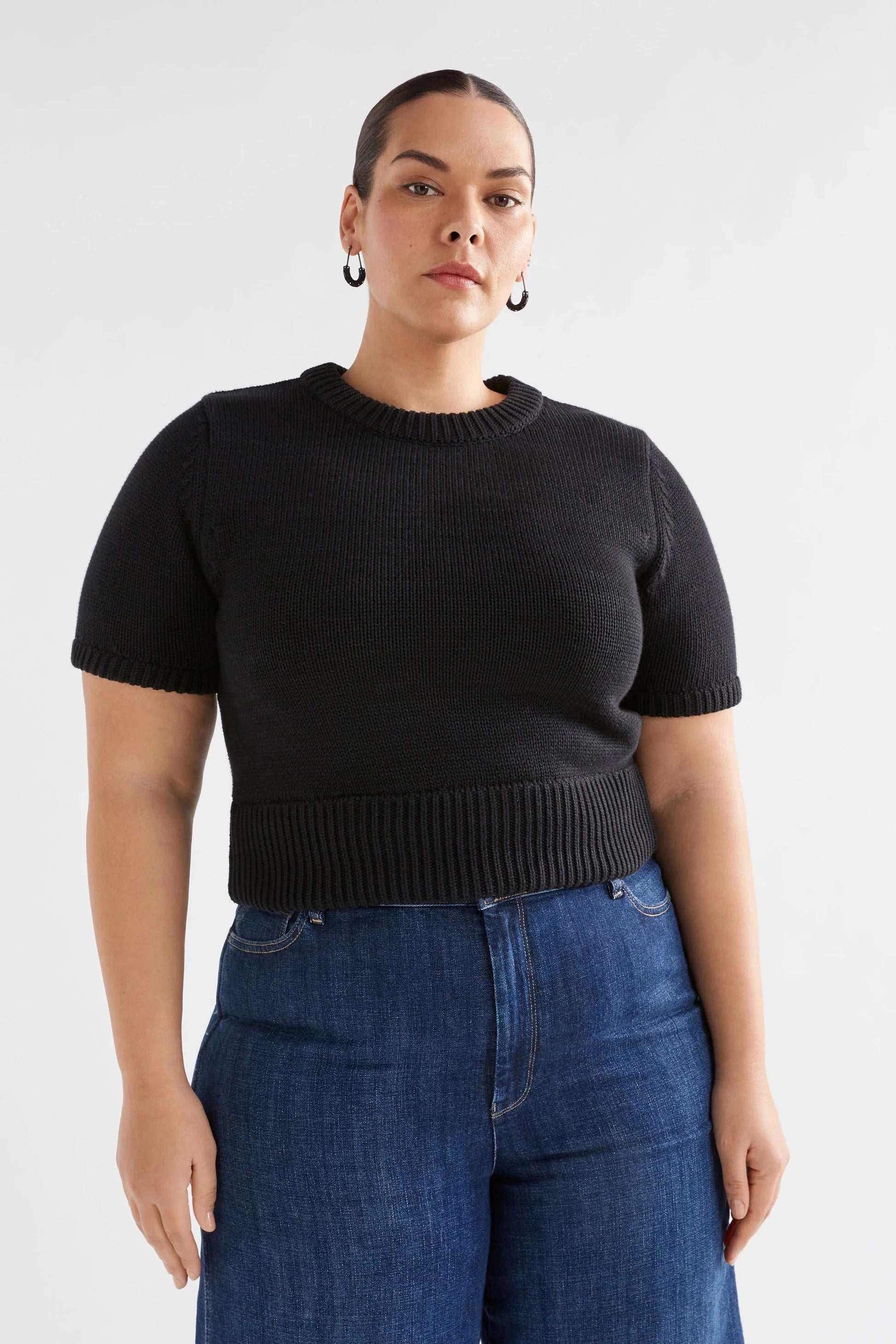 Elk organic cotton short sleeve Luft knit top in black.