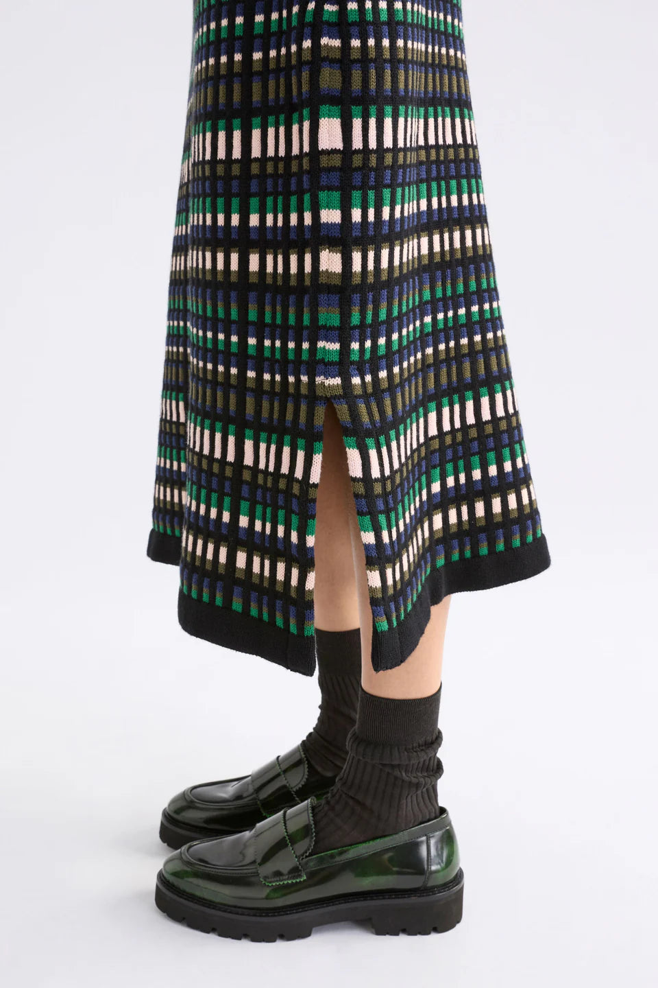Elk Svea organic cotton knit striped pencil skirt with black, green, and beige pattern 