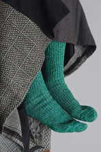 Load image into Gallery viewer, Nishiguchi Kutsushita Boston cotton and hemp socks in park green..